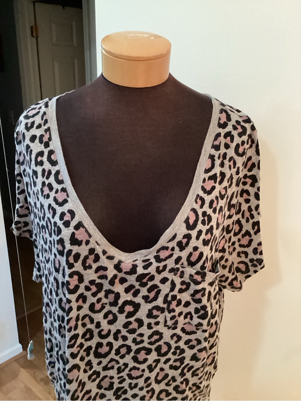 Torrid Size 3 Gray Pink Leopard Print V-Neck Pocket Tee Plus Size 3X - Picture 6 of 12
